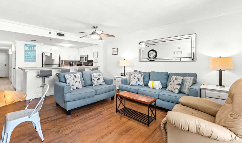 6th Floor Condo, On-site restaurant & bar, Splash pad w pool