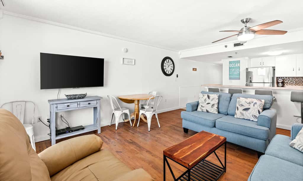6th Floor Condo, On-site restaurant & bar, Splash pad w pool