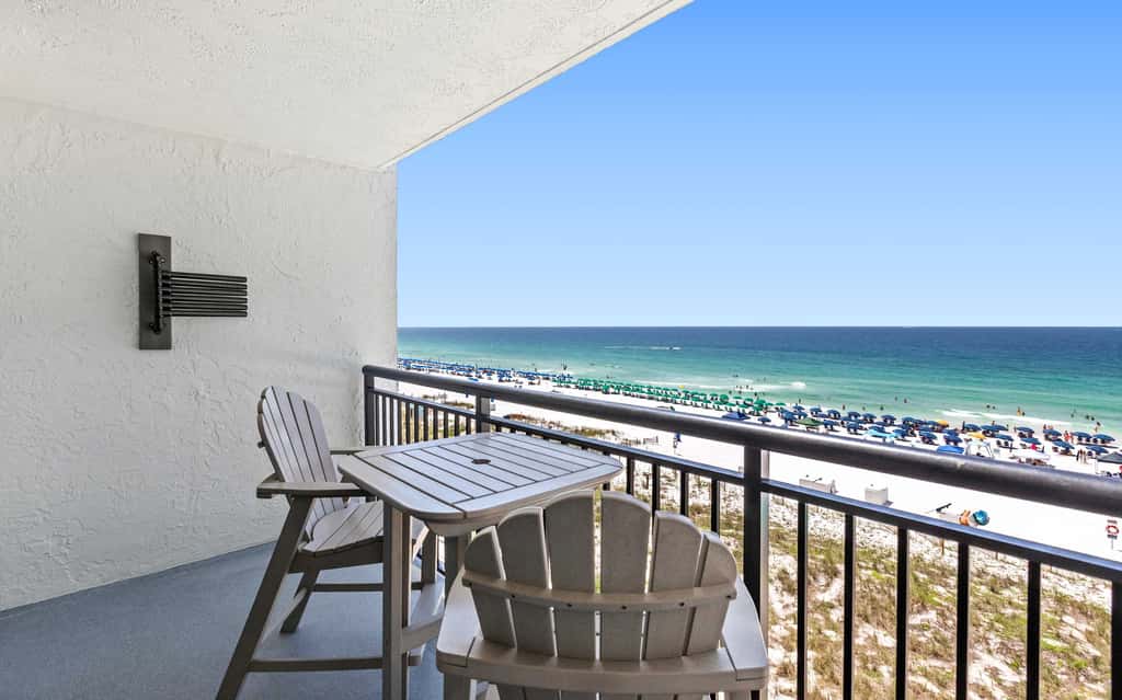 6th Floor Condo, On-site restaurant & bar, Splash pad w pool
