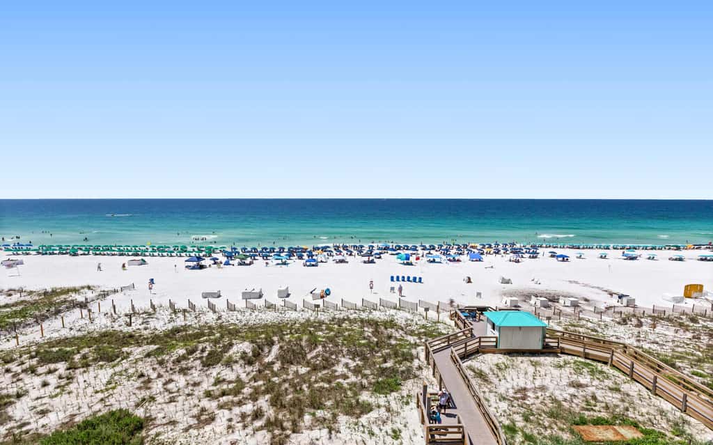 6th Floor Condo, On-site restaurant & bar, Splash pad w pool