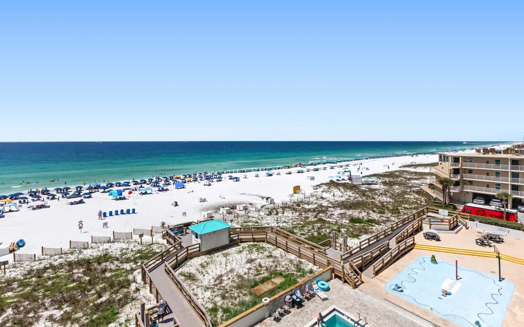 6th Floor Condo, On-site restaurant & bar, Splash pad w pool
