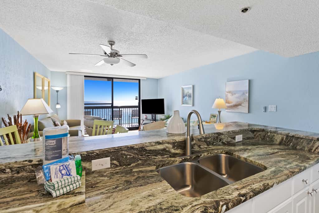 8th Floor Open Condo, On-site restaurant w bar, Multiple pools