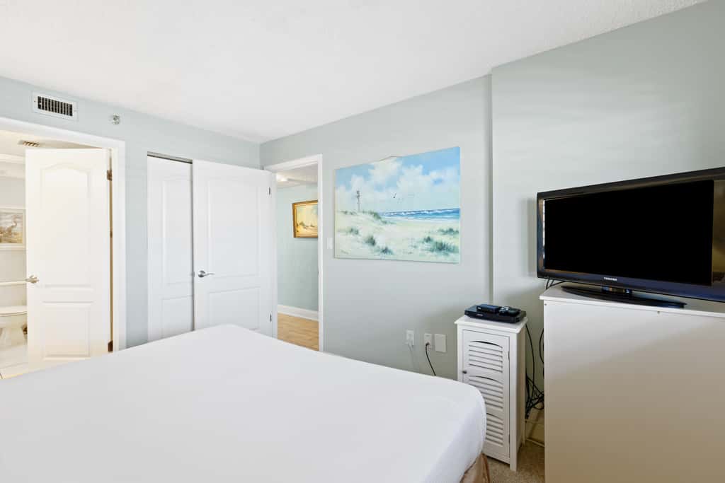 8th Floor Open Condo, On-site restaurant w bar, Multiple pools