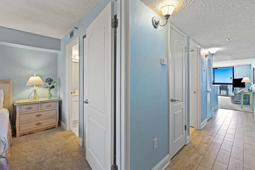 8th Floor Open Condo, On-site restaurant w bar, Multiple pools