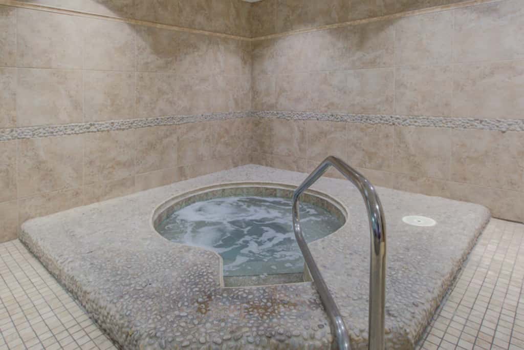 8th Floor Open Condo, On-site restaurant w bar, Multiple pools