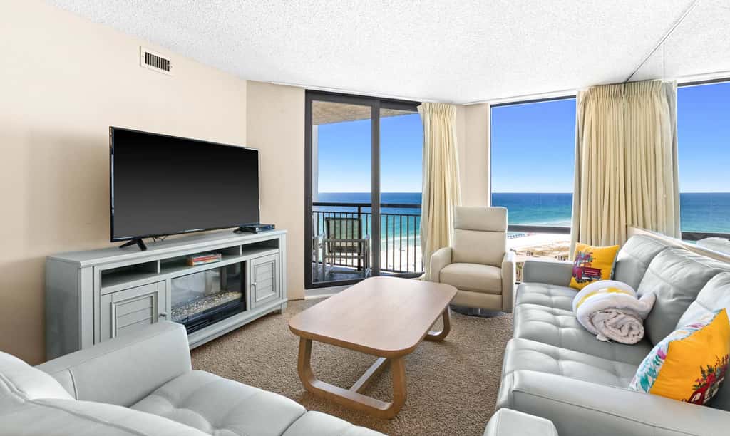 14th Floor Airy Condo, On-site bar & restaurant, Pool w splash pad