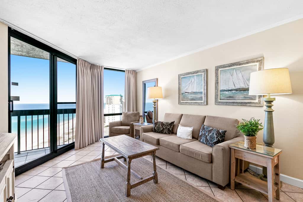 17th-floor Gulf-front condo with indoor & outdoor pools, hot tub & on-site dining