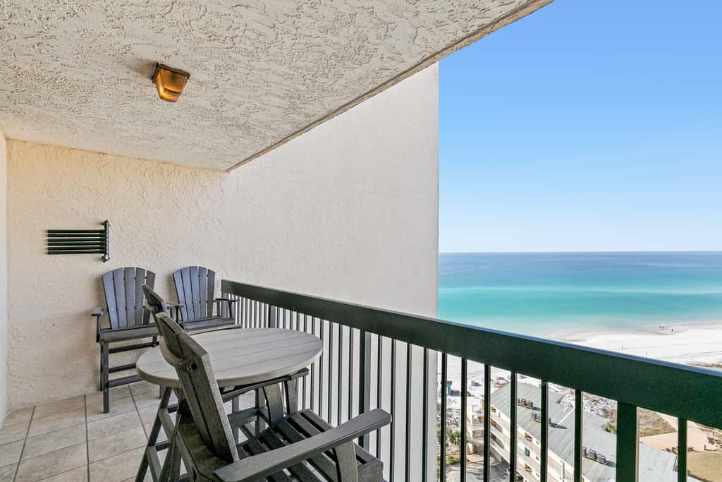 17th-floor Gulf-front condo with indoor & outdoor pools, hot tub & on-site dining