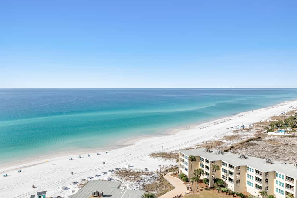 17th-floor Gulf-front condo with indoor & outdoor pools, hot tub & on-site dining