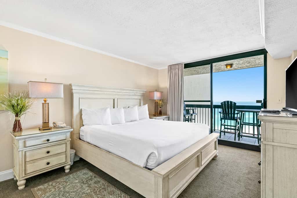 17th-floor Gulf-front condo with indoor & outdoor pools, hot tub & on-site dining