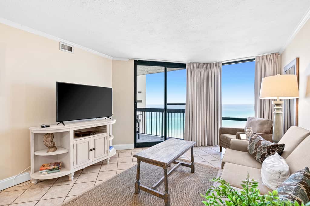 17th-floor Gulf-front condo with indoor & outdoor pools, hot tub & on-site dining