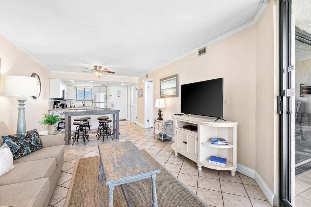 17th-floor Gulf-front condo with indoor & outdoor pools, hot tub & on-site dining