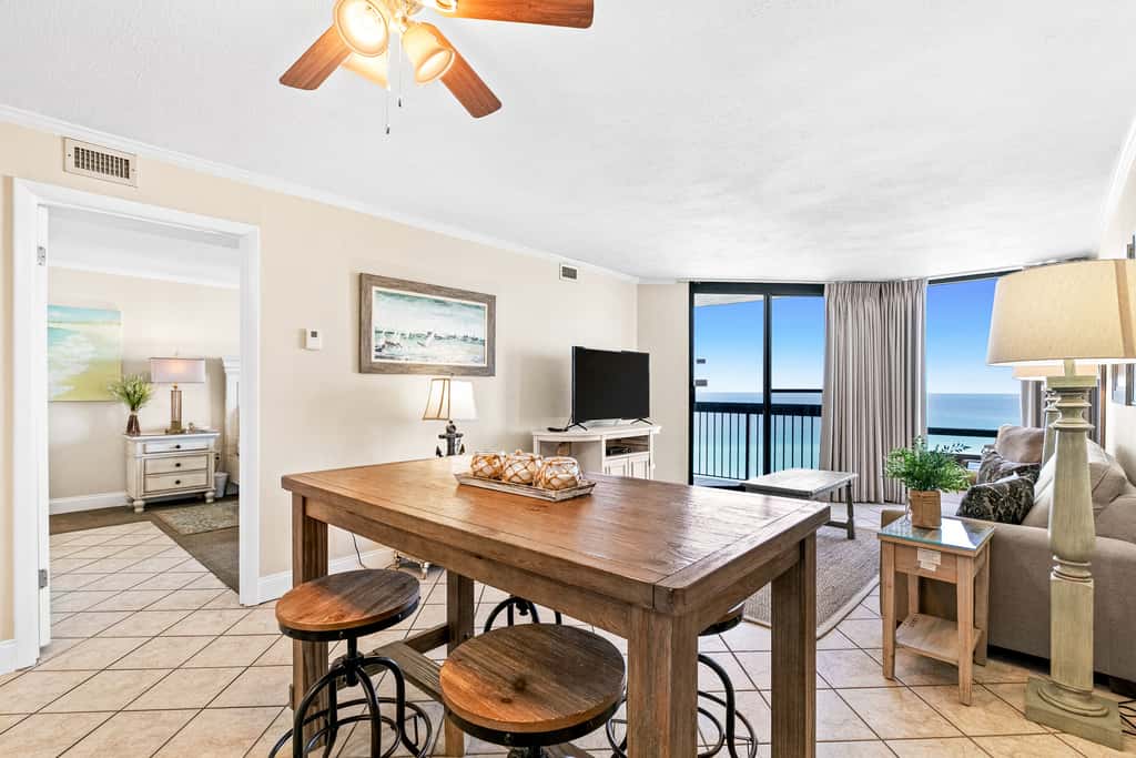 17th-floor Gulf-front condo with indoor & outdoor pools, hot tub & on-site dining