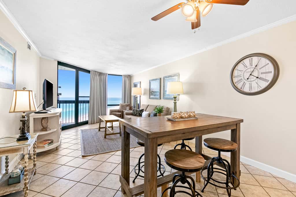 17th-floor Gulf-front condo with indoor & outdoor pools, hot tub & on-site dining