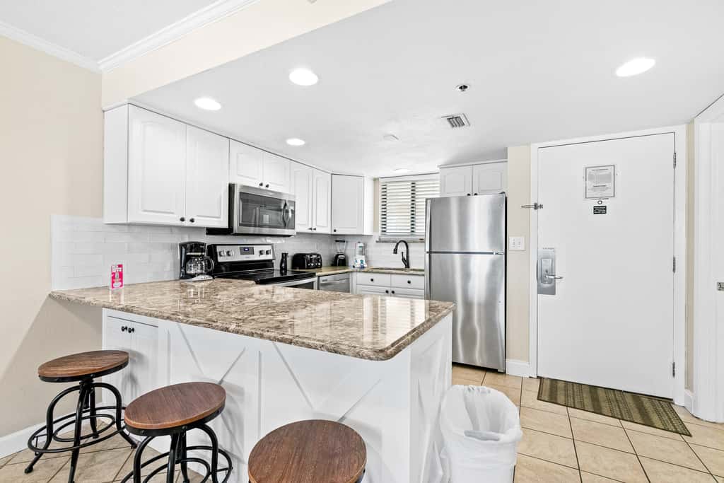 17th-floor Gulf-front condo with indoor & outdoor pools, hot tub & on-site dining