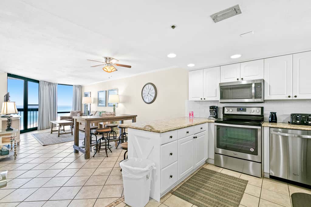 17th-floor Gulf-front condo with indoor & outdoor pools, hot tub & on-site dining