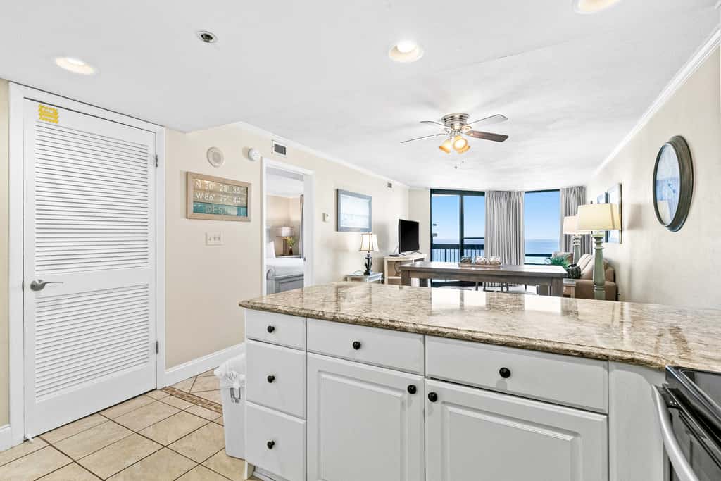 17th-floor Gulf-front condo with indoor & outdoor pools, hot tub & on-site dining