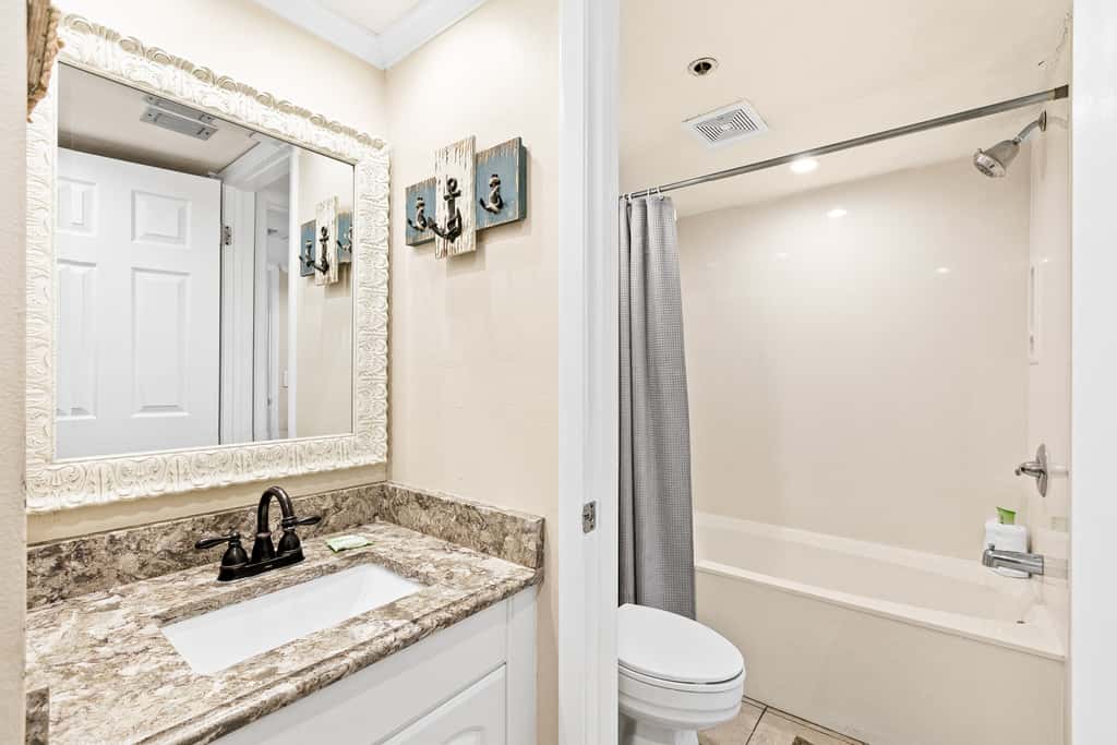 17th-floor Gulf-front condo with indoor & outdoor pools, hot tub & on-site dining