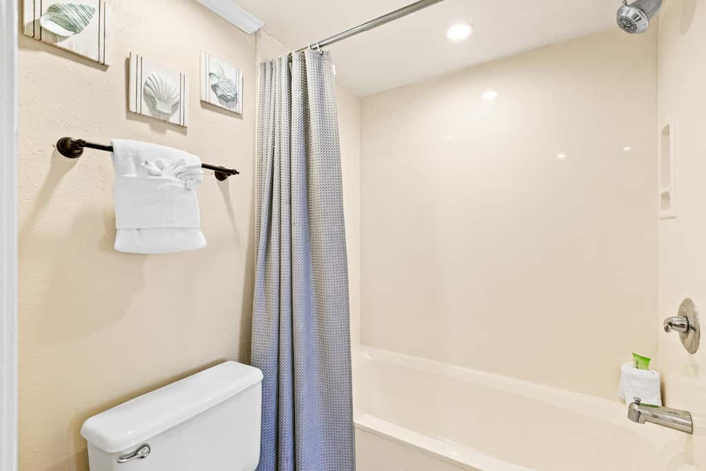 17th-floor Gulf-front condo with indoor & outdoor pools, hot tub & on-site dining