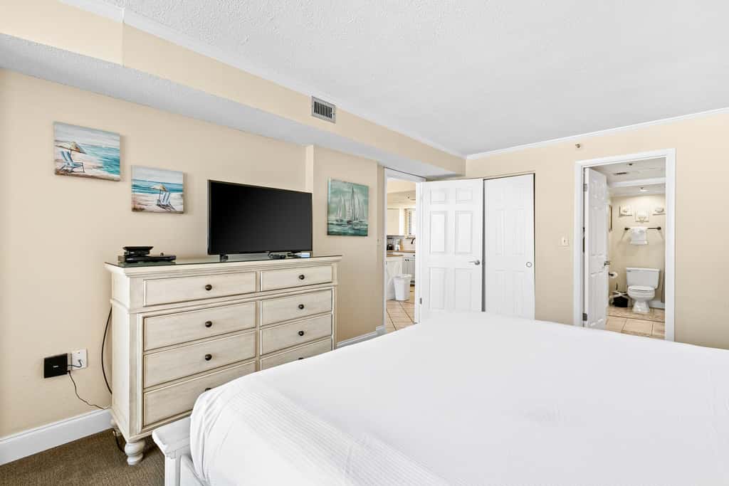 17th-floor Gulf-front condo with indoor & outdoor pools, hot tub & on-site dining