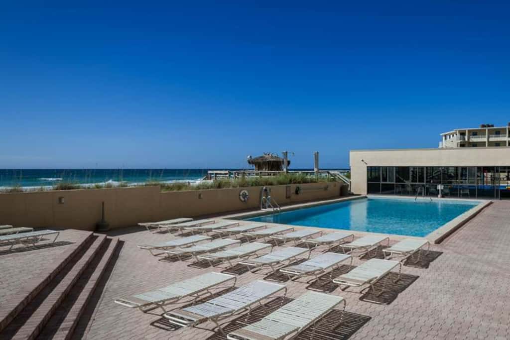 Beach-chic 18th floor condo w gulf-front views Indoor & outdoor pool on-site