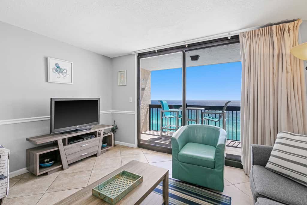 Beach-chic 18th floor condo w gulf-front views Indoor & outdoor pool on-site