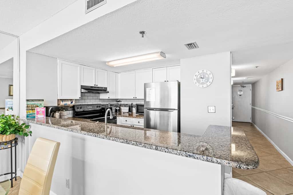 Beach-chic 18th floor condo w gulf-front views Indoor & outdoor pool on-site