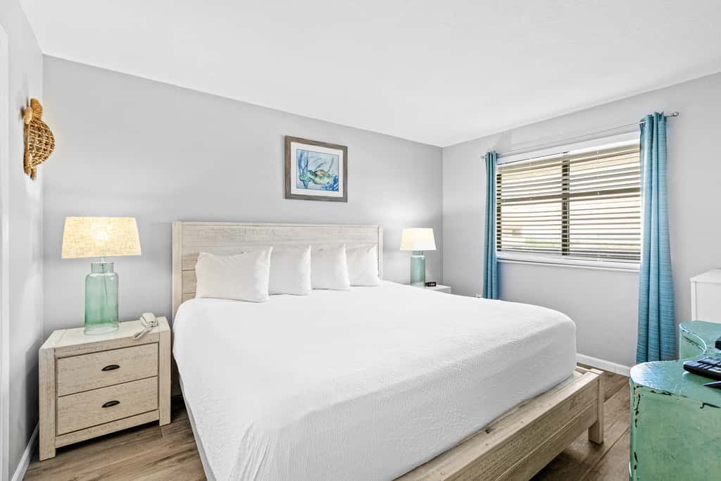 Beach-chic 18th floor condo w gulf-front views Indoor & outdoor pool on-site