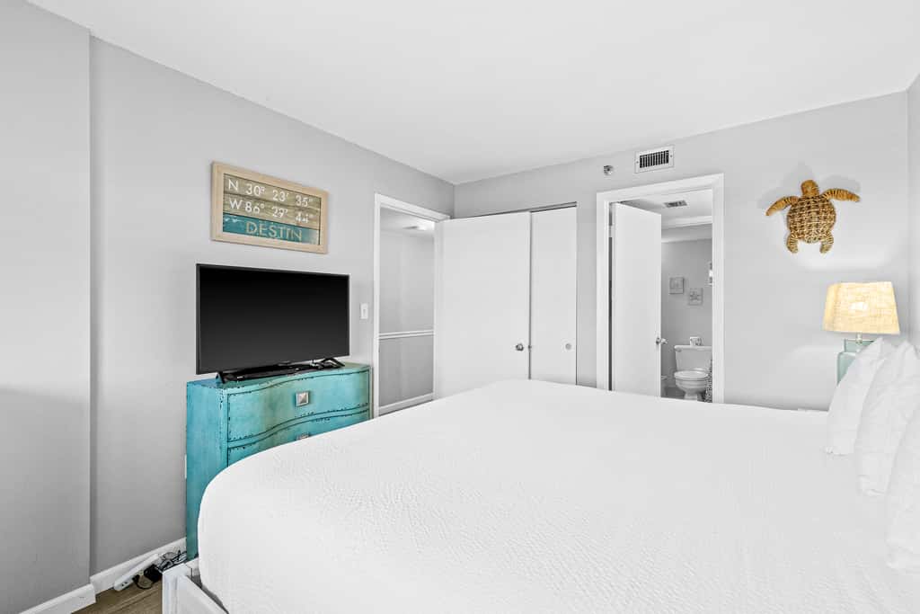 Beach-chic 18th floor condo w gulf-front views Indoor & outdoor pool on-site