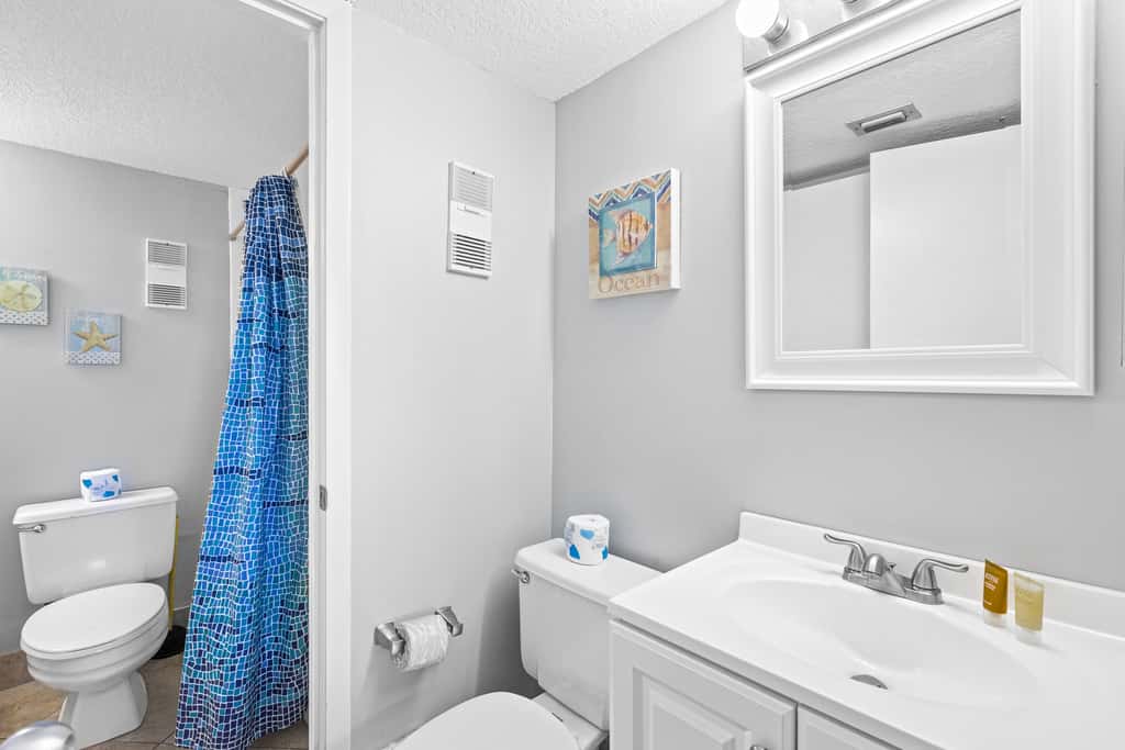 Beach-chic 18th floor condo w gulf-front views Indoor & outdoor pool on-site