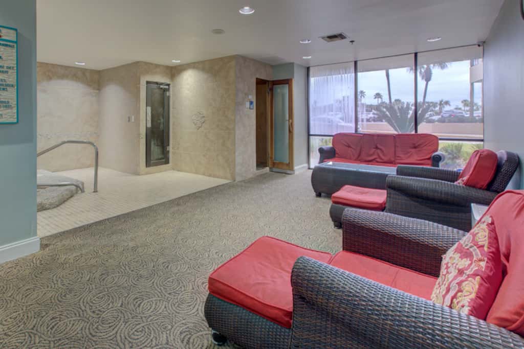Beach-chic 18th floor condo w gulf-front views Indoor & outdoor pool on-site