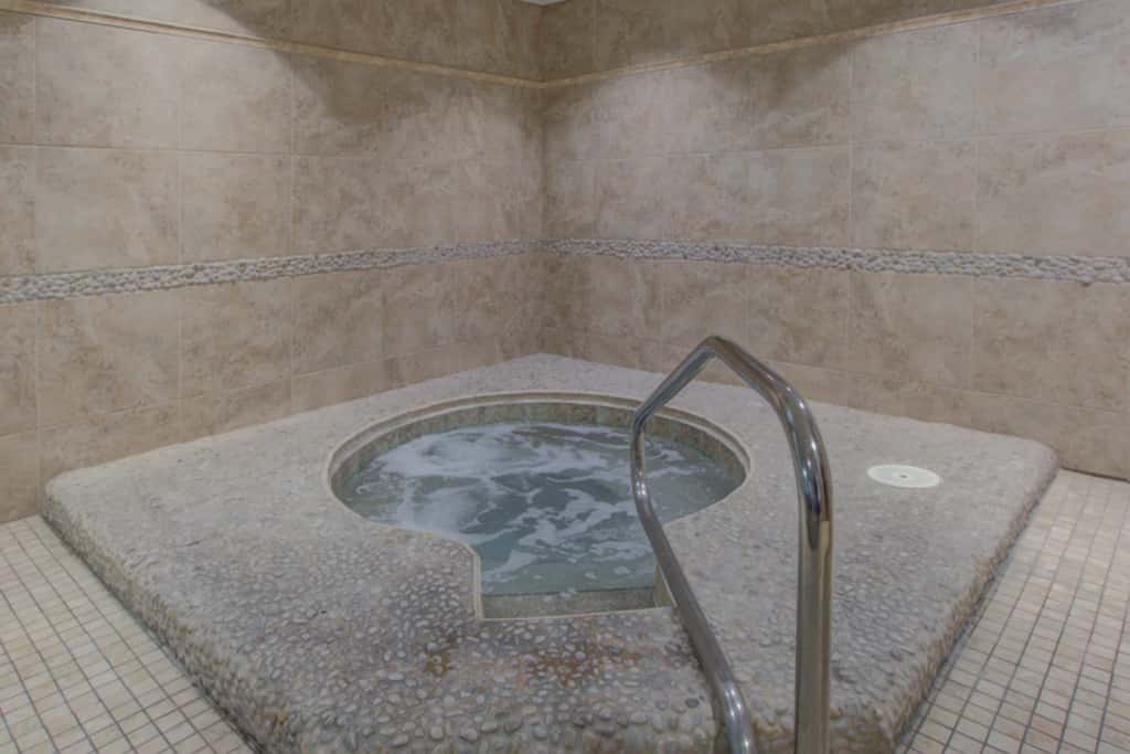 Beach-chic 18th floor condo w gulf-front views Indoor & outdoor pool on-site