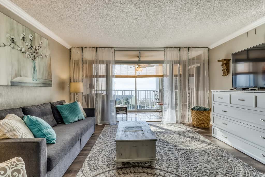 Ocean-view condo with pool, sauna, tennis courts & private beach access