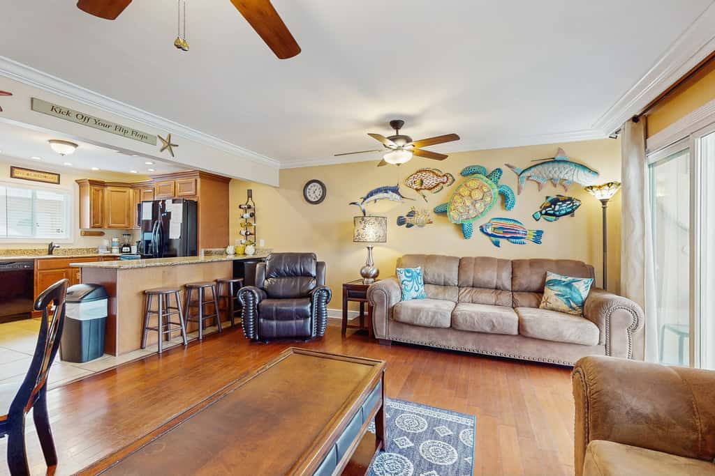 Central condo with five Pools, three hot tubs, beach access, & free golf access