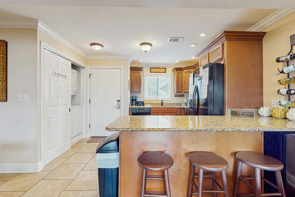 Central condo with five Pools, three hot tubs, beach access, & free golf access