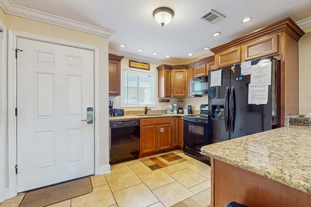 Central condo with five Pools, three hot tubs, beach access, & free golf access