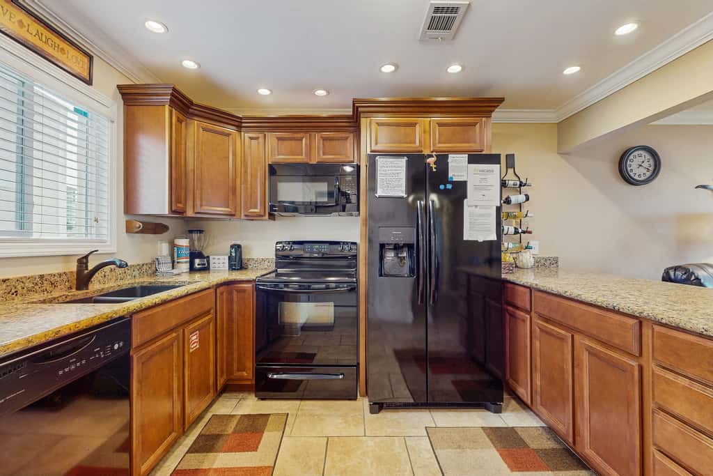 Central condo with five Pools, three hot tubs, beach access, & free golf access