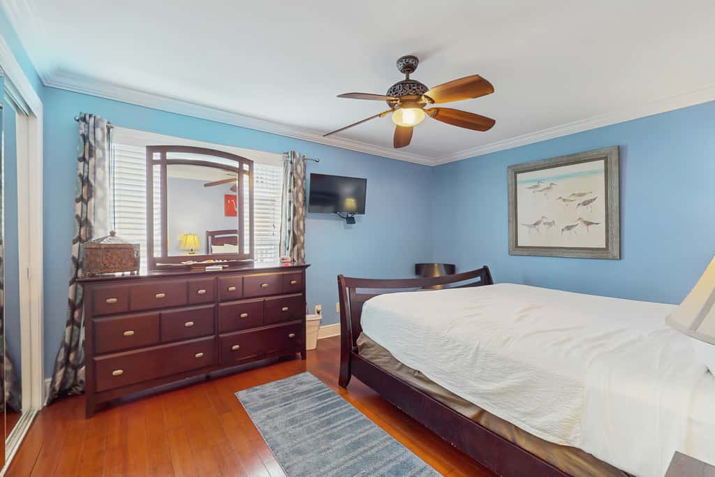 Central condo with five Pools, three hot tubs, beach access, & free golf access