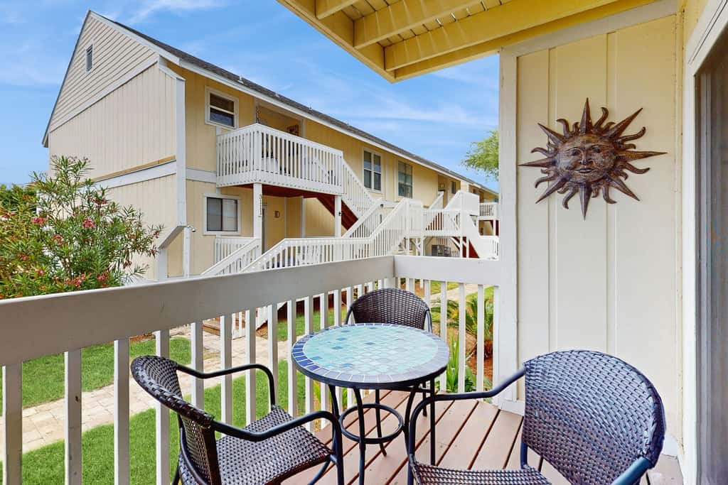 Central condo with five Pools, three hot tubs, beach access, & free golf access