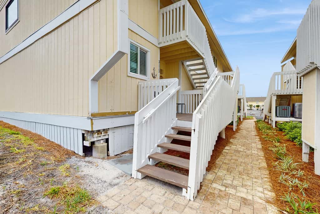 Central condo with five Pools, three hot tubs, beach access, & free golf access