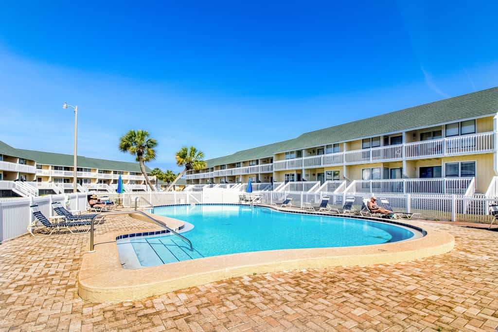 Central condo with five Pools, three hot tubs, beach access, & free golf access