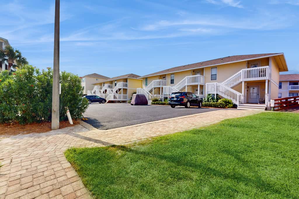 Central condo with five Pools, three hot tubs, beach access, & free golf access