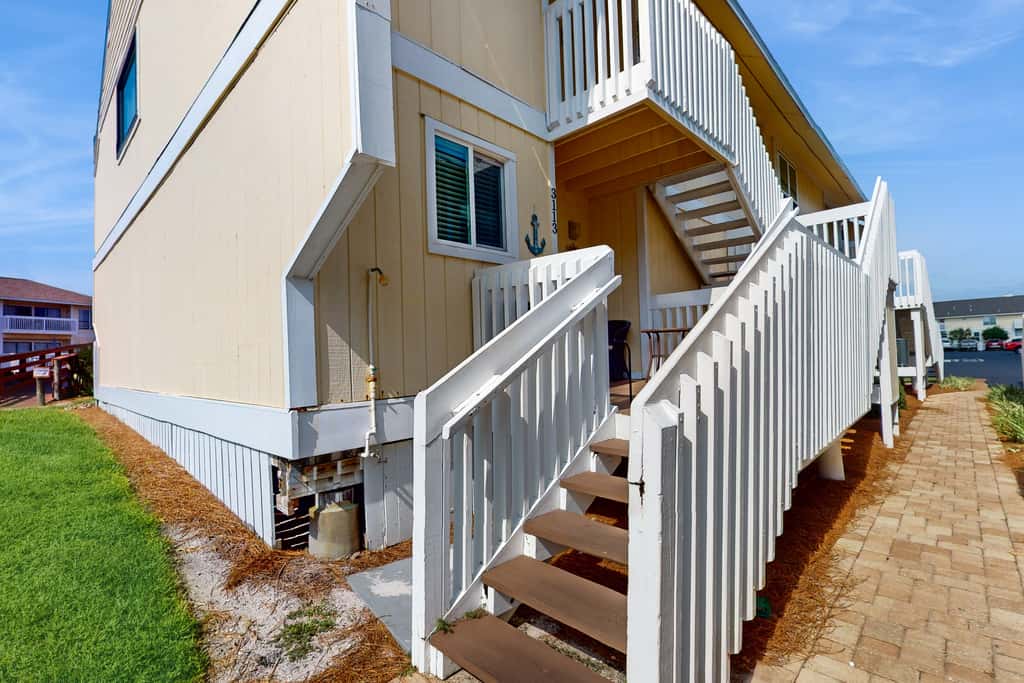 Central condo with five Pools, three hot tubs, beach access, & free golf access