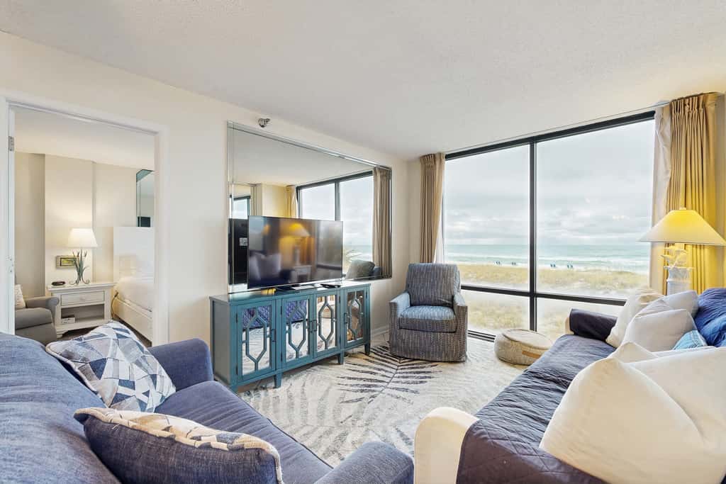Beachfront condo, shared pool, large balcony and beach access