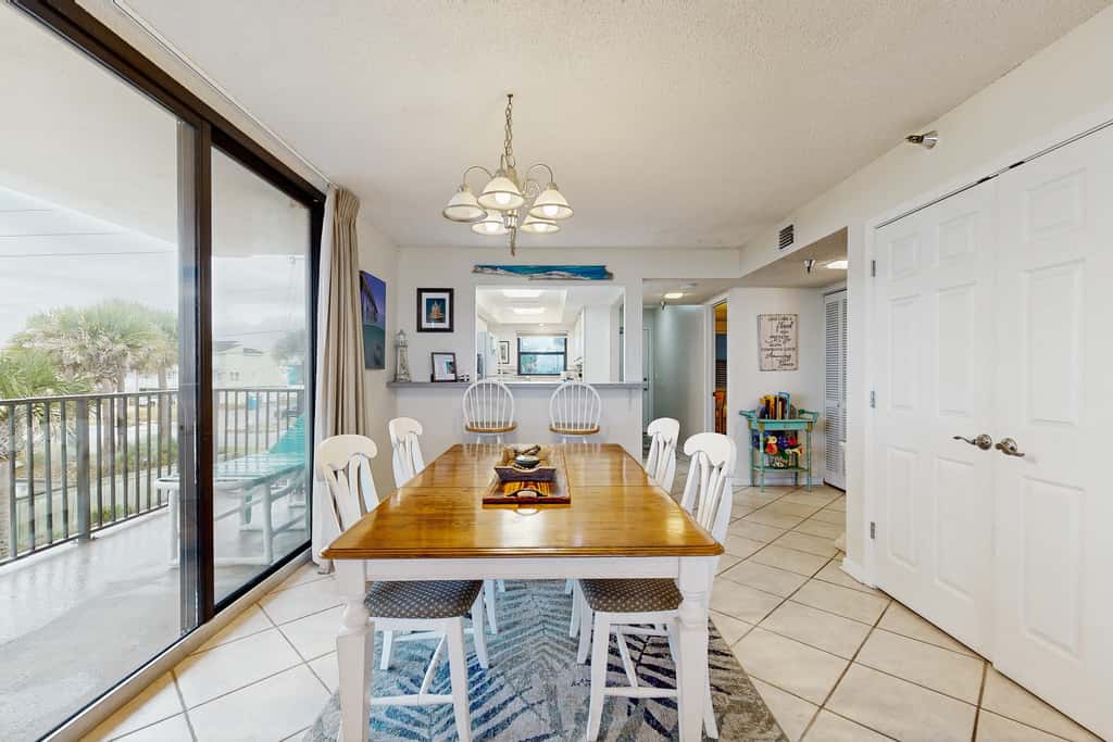 Beachfront condo, shared pool, large balcony and beach access