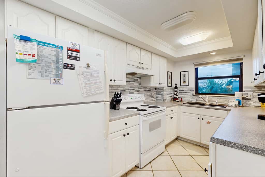 Beachfront condo, shared pool, large balcony and beach access