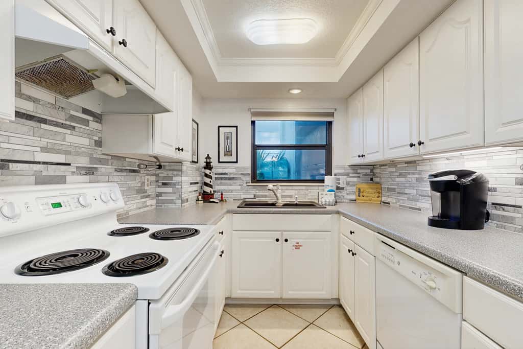 Beachfront condo, shared pool, large balcony and beach access