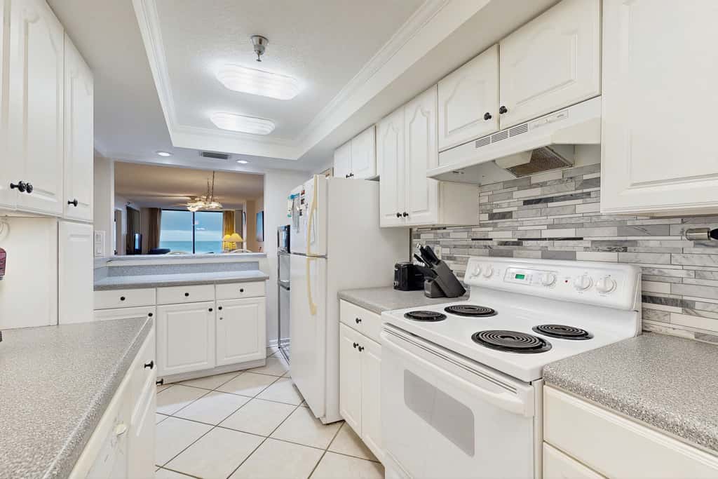 Beachfront condo, shared pool, large balcony and beach access