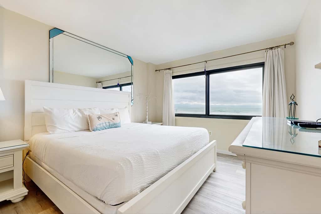 Beachfront condo, shared pool, large balcony and beach access