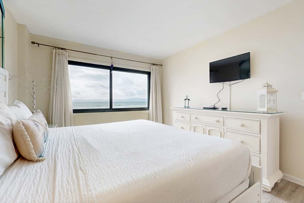 Beachfront condo, shared pool, large balcony and beach access